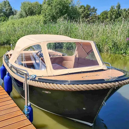 Cozy Ship In With Kitchen Hotel en barco