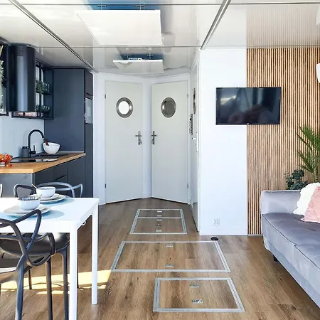 Cozy Ship In With Kitchen ميلنو