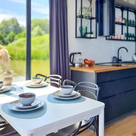 Cozy Ship In With Kitchen Hotel en barco