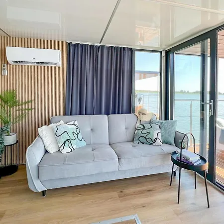 Cozy Ship In With Kitchen ميلنو