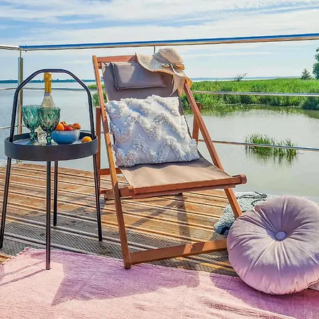 Cozy Ship In With Kitchen Hotel en barco