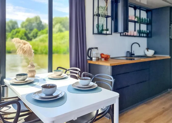 Cozy Ship In With Kitchen Hotel en barco